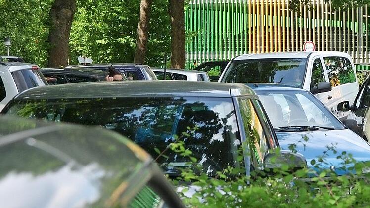 Viel Blech auf engstem Raum: Am Donnerstagvormittag herrschte auf dem Gro&szlig;parkplatz reger Parkplatzsuchverkehr.  Fotos: Bernhard Panzer