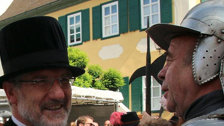 Landrat Michael Busch mit Ritter Heinrich Foto: Bettina Knauth