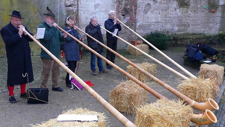 Die Veitlahmer Alphornbläser spielten bei der Eröffnung des  Kunsthandwerkermarkts im Burggut. Foto: Dieter Hübner