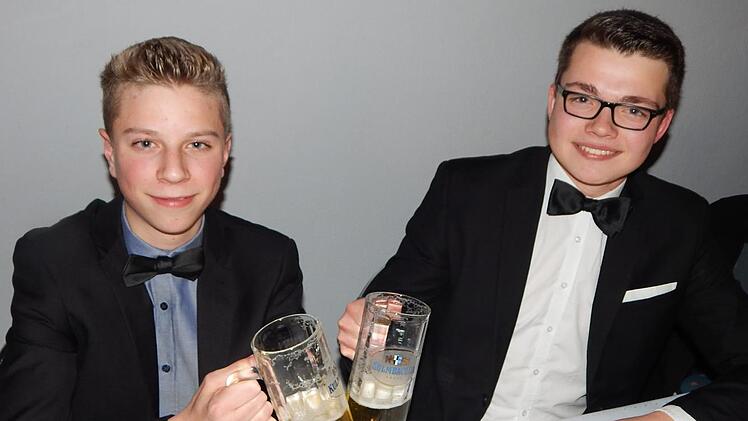 Philipp (links) und Fabian von der Landjugend Zaubach vergnügen sich beim Bauernball in Kulmbach. Foto: Horst Wunner