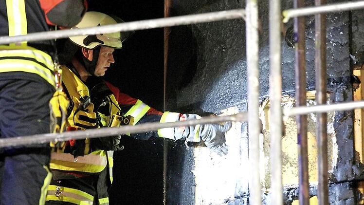 Manche Dämmstoffe waren in den Flammen komplett geschmolzen.
