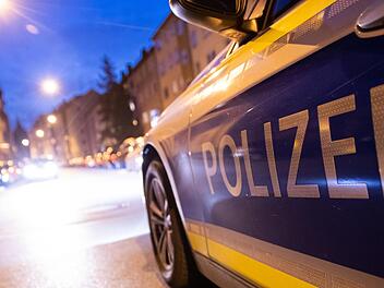 Die Polizeistreife wird den Einsatz Ende Mai 2018 in der Gartenstadt wohl nicht so schnell vergessen  Symbolfoto: Daniel Karmann/dpa