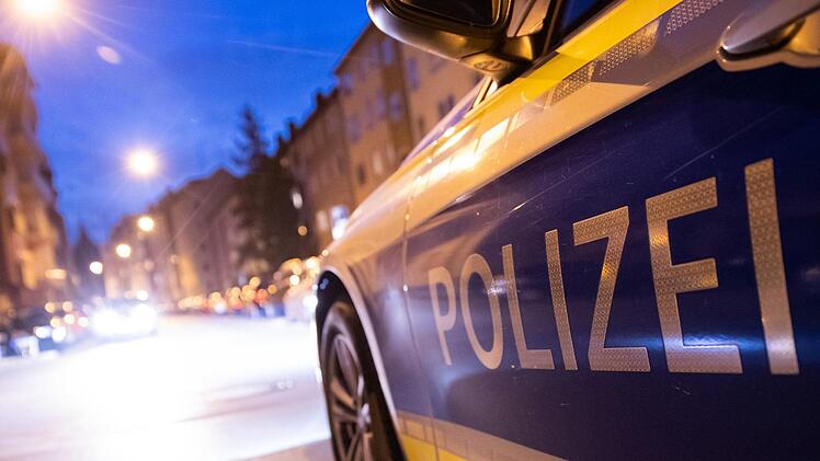 Die Polizeistreife wird den Einsatz Ende Mai 2018 in der Gartenstadt wohl nicht so schnell vergessen  Symbolfoto: Daniel Karmann/dpa