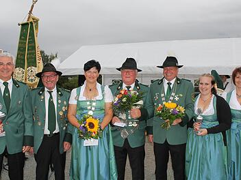 Das neue K&ouml;nigshaus der Gr&uuml;ber Sch&uuml;tzen (von links):  Rolf Zapf, Joachim Welsch,  Barbara Florsch&uuml;tz,  Rainer Wolniczak,  Manfred Florsch&uuml;tz und  Carina Cervenka.Alexandra Kemnitzer