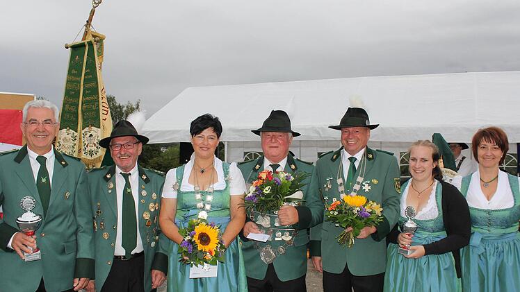 Das neue K&ouml;nigshaus der Gr&uuml;ber Sch&uuml;tzen (von links):  Rolf Zapf, Joachim Welsch,  Barbara Florsch&uuml;tz,  Rainer Wolniczak,  Manfred Florsch&uuml;tz und  Carina Cervenka.Alexandra Kemnitzer