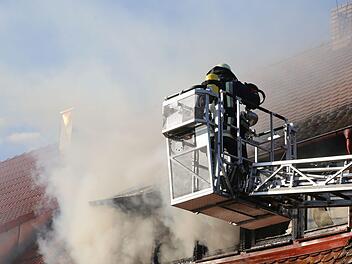 Bei einem Wohnungsbrand in Oberfranken wurde die Leiche eines Bewohners gefunden. Symbolfoto: Fechner/News5