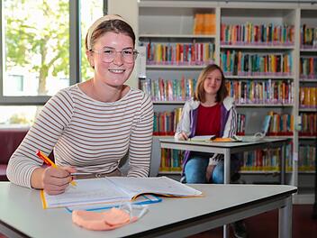 Ab Montag dürfen Olivia Schlickau (vorne) und Lea-Sophie Ruf im Klassenzimmer wieder ihren Mund-Nasen-Schutz abnehmen. Fotos: Matthias Hoch