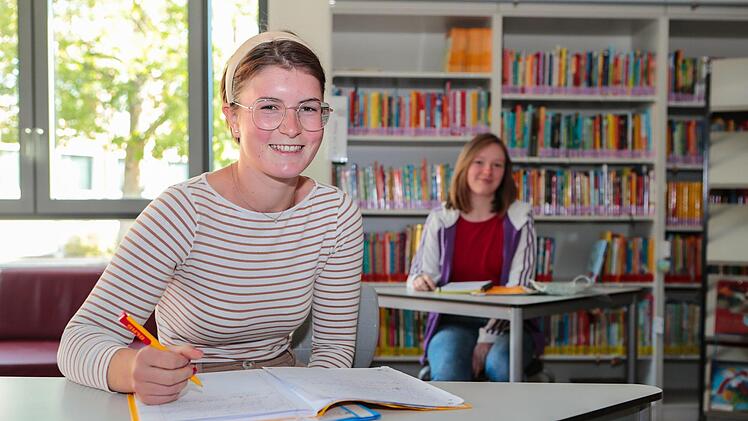 Ab Montag dürfen Olivia Schlickau (vorne) und Lea-Sophie Ruf im Klassenzimmer wieder ihren Mund-Nasen-Schutz abnehmen. Fotos: Matthias Hoch