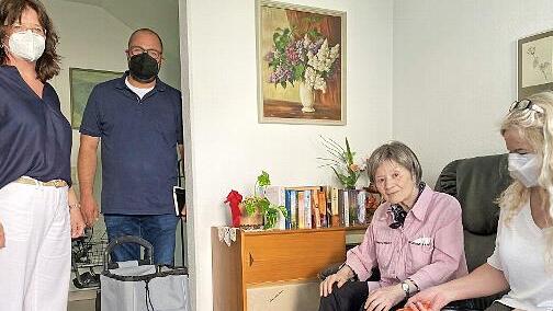 Landrat Sebastian Straubel macht sich ein Bild vom Sporttraining der Senioren zu Hause: Gerti Ickenstein trainiert mit ihrer häuslichen Hilfe Edelgart Mauer (rechts) am mobilen Vibrationsgerät. Esther Fiedler, gerontopsychiatrische Fachkraft und Seniorensporttrainerin (links) hat die Häuslichen Hilfen für diesen Einsatz geschult.