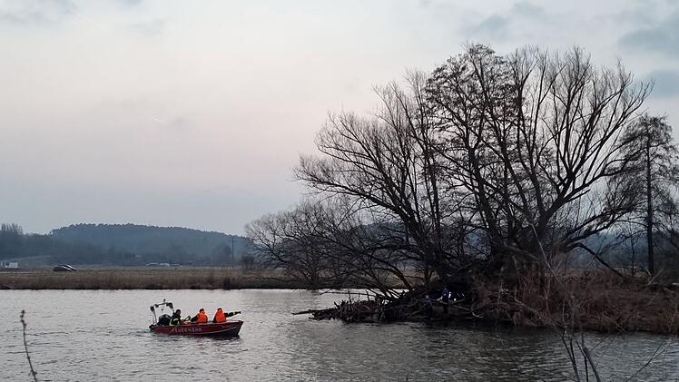 Rettungseinsatz der Feuerwehr Baiersdorf: Zwei Jungen mit Floß auf einsamer Insel in Regnitz gestrandet
