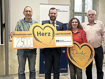 Unser Foto entstand bei der &Uuml;bergabe des symbolischen Schecks an den Quartalssieger.