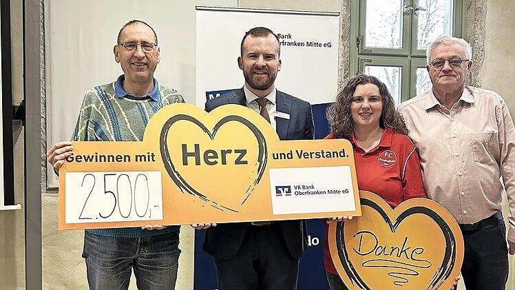 Unser Foto entstand bei der &Uuml;bergabe des symbolischen Schecks an den Quartalssieger.