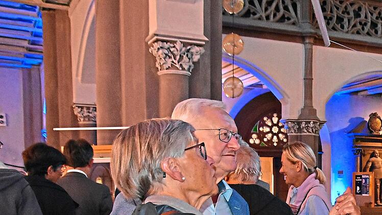 Die Vernissage lockte am Donnerstagabend viele Besucher in die Petrikirche.