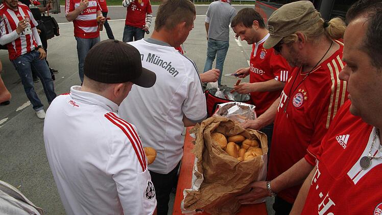 "Bestückung" des Fan-Club-Bus mit Getränken und Brotzeit vor dem Anwesen von Pankraz Schick in Altendorf.
