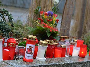 Kerzen erinnern an der Unfallstelle in Roth an den tragischen Tod einer jungen Frau. Der Unglücksfahrer ist auf der Flucht. Foto: Nikolas Pelke