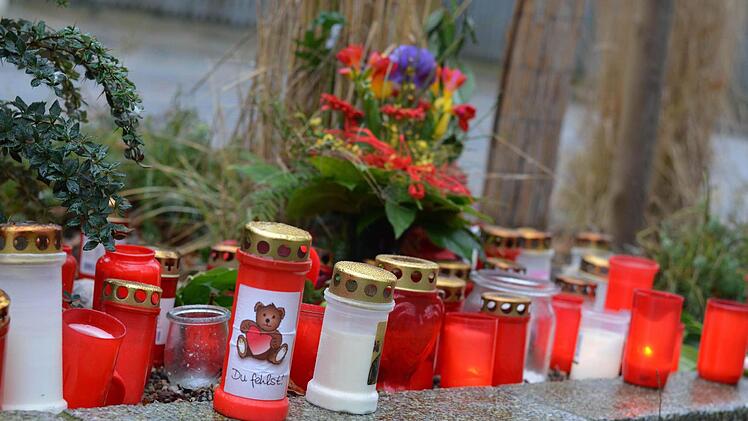 Kerzen erinnern an der Unfallstelle in Roth an den tragischen Tod einer jungen Frau. Der Unglücksfahrer ist auf der Flucht. Foto: Nikolas Pelke