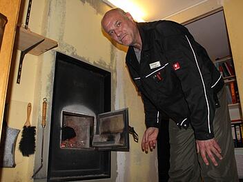 Bezirks-Schornsteinfegermeister Hannes Lober aus Etzelskirchen hat nützliche Tipps parat.  Fotos: Miriam Hegner