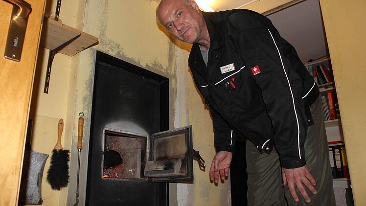 Bezirks-Schornsteinfegermeister Hannes Lober aus Etzelskirchen hat nützliche Tipps parat.  Fotos: Miriam Hegner
