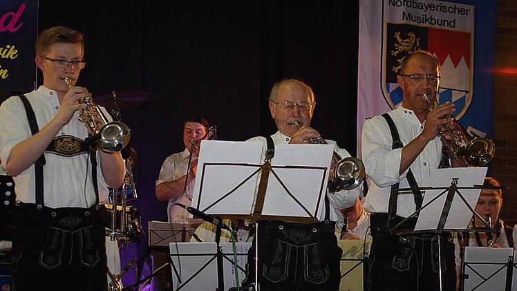 Das Solo für 3 Trompeten " Bugler's Holiday" ließen (von links) Maximilian Klug, Albin Horn und Edgar Ruppert erklingen. Foto: Heike Schülein