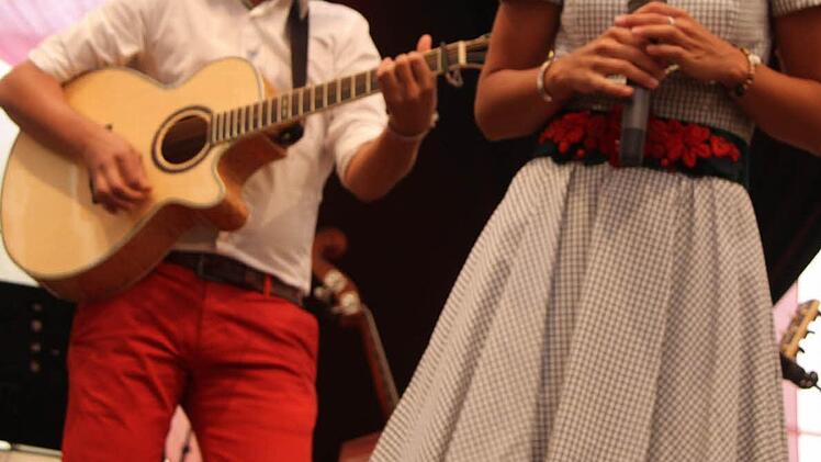 Die Schweizer Jodelfamilie "Ösch's, die Dritten" sorgten schon mit dem ersten Lied für tolle Stimmung.