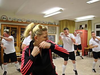 Nicole Niedermeyer bringt die M&auml;nner ordentlich in Schwung. Foto: Sophie R&ouml;derf