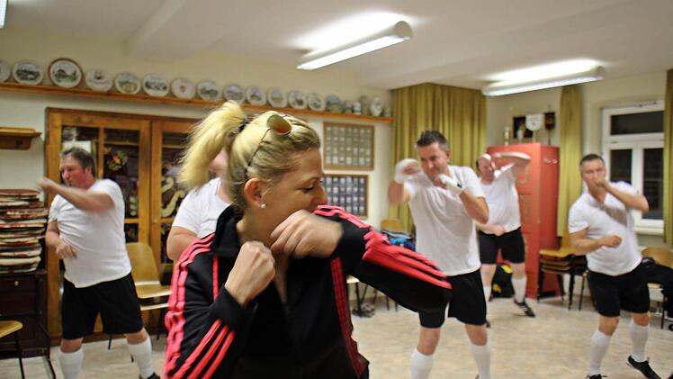 Nicole Niedermeyer bringt die M&auml;nner ordentlich in Schwung. Foto: Sophie R&ouml;derf