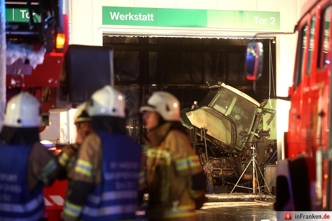 Schonungen: Werkstatthalle steht in Flammen