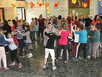 Mit einem gemeinsamen Walzertanz endete der Projekttag. Foto: Richard Sänger