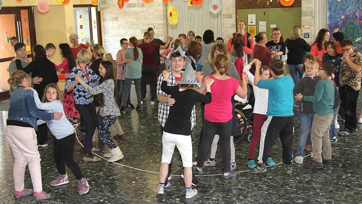 Mit einem gemeinsamen Walzertanz endete der Projekttag. Foto: Richard Sänger