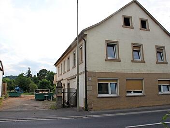Das Anwesen Theodor-Heuß-Straße 15 wird abgerissen. Die freiwerdende Fläche wird vorübergehend als Mitarbeiterparkplatz für die Raiffeisenbank Obermain Nord genutzt, die ihre Hauptstelle in Altenkunstadt erweitern wird. Anschließend soll der Bereich einer baulichen Nutzung zugeführt werden.  Foto: Stephan Stöckel