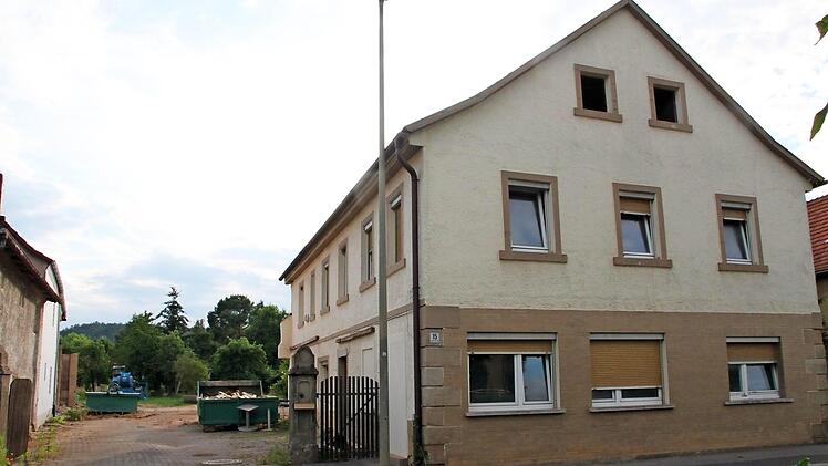 Das Anwesen Theodor-Heuß-Straße 15 wird abgerissen. Die freiwerdende Fläche wird vorübergehend als Mitarbeiterparkplatz für die Raiffeisenbank Obermain Nord genutzt, die ihre Hauptstelle in Altenkunstadt erweitern wird. Anschließend soll der Bereich einer baulichen Nutzung zugeführt werden.  Foto: Stephan Stöckel