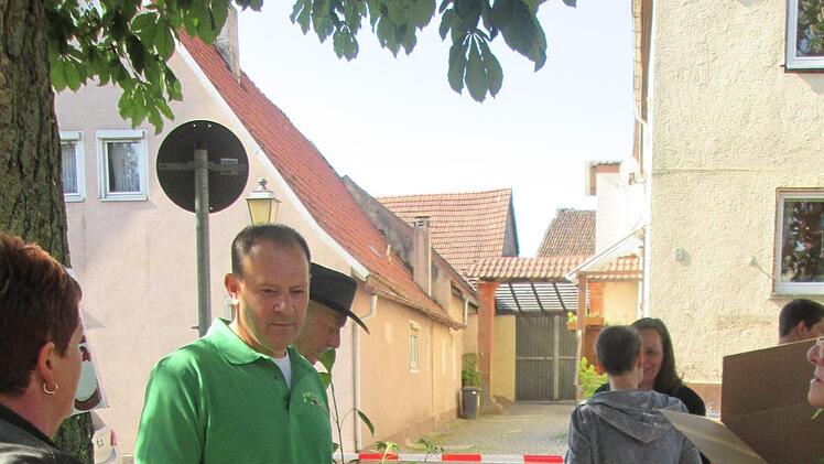 Manfred Brunner (2. von links)  ist der Hobbyzüchter im Untererthaler Obst- und Gartenbauverein. Sein Tauschgut ist gefragt. Winfried Ehling