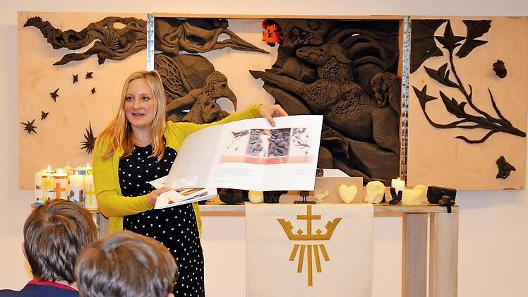 Die Künstlerin Ulla Reiter erläuterte den Gottesdienstbesuchern die Entstehungsgeschichte des Altars. Foto: Andrea Spörlein