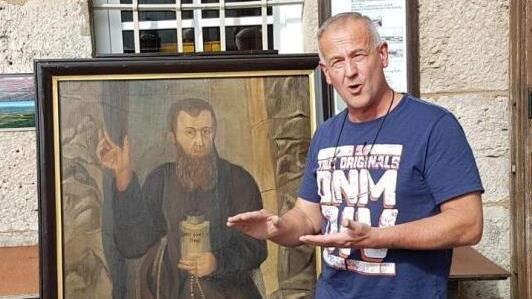 Restaurator Stefan Löffler mit dem Ölbild,  das nach rund drei Monaten in die Klause auf dem Staffelberg zurückgebracht wurde. Thomas Engel