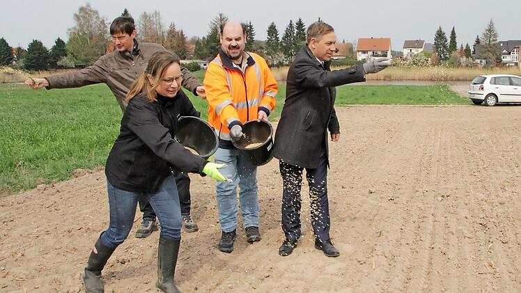 Warfen bei Untermembach die ersten Blumensamen auf den Landkreis-Acker, von links: Angelika Schiffer, Thomas Schierhorn, Gerhard Köhler und Alexander Tritthart.  Fotos: Andreas Dorsch