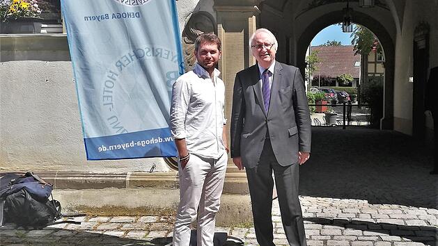 Die Sorge um die Zukunft verbindet sie beide: BHG-Bezirksvorsitzender Heinz Stempfle (rechts) mit Gastredner Andreas Huber, Geschäftsführer der Deutschland-Sektion des Club of Rome.  Foto: Sigismund von Dobschütz