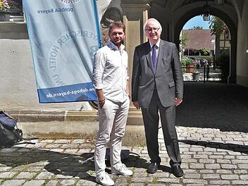 Die Sorge um die Zukunft verbindet sie beide: BHG-Bezirksvorsitzender Heinz Stempfle (rechts) mit Gastredner Andreas Huber, Geschäftsführer der Deutschland-Sektion des Club of Rome.  Foto: Sigismund von Dobschütz