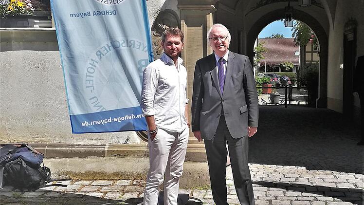 Die Sorge um die Zukunft verbindet sie beide: BHG-Bezirksvorsitzender Heinz Stempfle (rechts) mit Gastredner Andreas Huber, Geschäftsführer der Deutschland-Sektion des Club of Rome.  Foto: Sigismund von Dobschütz