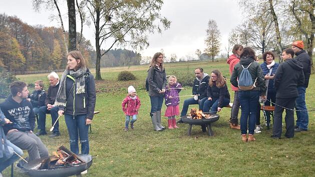 Gem&uuml;tlich am Lagerfeuer sitzen und ein Kartoffelstockbrot backen, das kam nicht nur bei den Kindern gut an. Foto: Uschi Prawitz