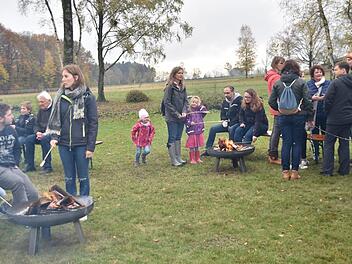 Gemütlich am Lagerfeuer sitzen und ein Kartoffelstockbrot backen, das kam nicht nur bei den Kindern gut an. Foto: Uschi Prawitz