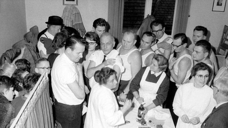 Impfgegner 1965? Fehlanzeige.  Das Foto zeigt den Andrang im Rotkreuzheim, in dem eine der Impfstationen eingerichtet war.