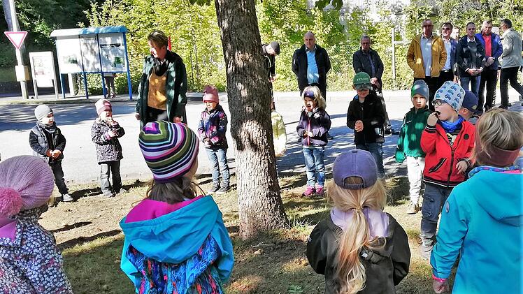Kindergartenkinder aus Aschach sangen zur Extratour-Eröffnung für die geladenen Gäste.