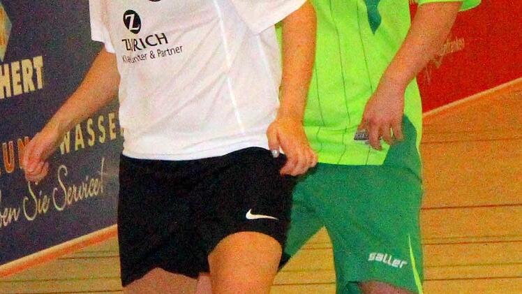 Katharina Bankl (Dettelbach und Ortsteile) schirmt den Ball gegen Anja Schreck vom TSV Frickenhausen ab. Am Ende landete Dettelbach enttäuschend nur auf Rang sieben. Foto: Thomas