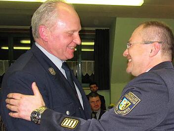 Richard Ellner (links) ist seit 40 Jahren Feuerwehrmann und seit mehr als 18 Jahren Vorsitzender der Feuerwehr Pferdsfeld; ihm gratuliert hier Kreisbrandrat Timm Vogler. Fotos: Monika Schütz