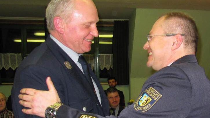 Richard Ellner (links) ist seit 40 Jahren Feuerwehrmann und seit mehr als 18 Jahren Vorsitzender der Feuerwehr Pferdsfeld; ihm gratuliert hier Kreisbrandrat Timm Vogler. Fotos: Monika Schütz