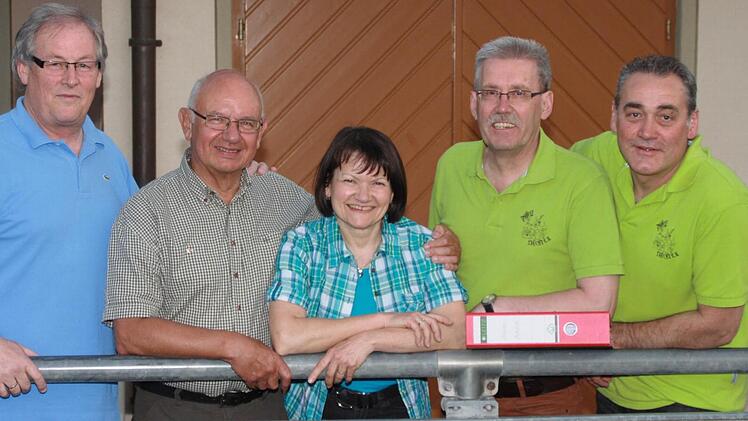 Stücht-Verantwortung tragen Vorsitzender Richard Schober, Alt-Schatzmeister Herbert Oppel, Neu-Schatzmeisterin Karin Müller, Schriftführer Wolfgang Müller und Vize Manfred Dörr. Foto: G. Bauer