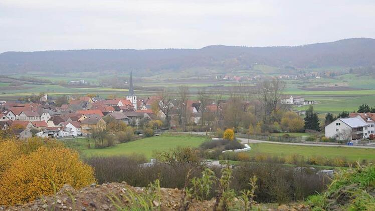 Von der Erdaushubdeponie bei Hellingen hat man einen herrlichen Blick auf das Dorf und die ganze Umgebung Fotos: Gerold Snater