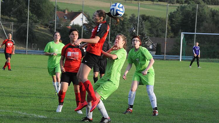 Szene aus dem Spiel der DJK Schondra (in rot) gegen die SG Schönderling/Thulba. Foto: Hopf
