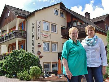 Die Betreiberinnen Gisela Ullmann (links) und Tochter Ursula Rüttiger vor ihrem Hotel Ursula.  Foto: Sigismund von Dobschütz