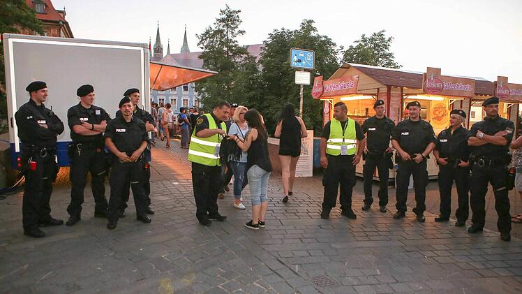 Als unproblematisch erwiesen sich die Taschenkontrollen an den Festgebietszugängen. Foto: RiegerPress